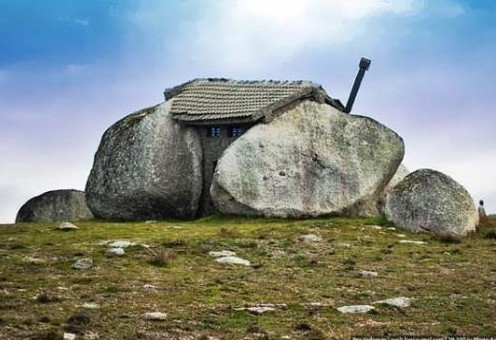 casa costruita tra due pietre giganti
