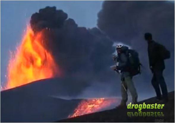 due uomini guardano effetti devastanti dell''eruzione vulcanica