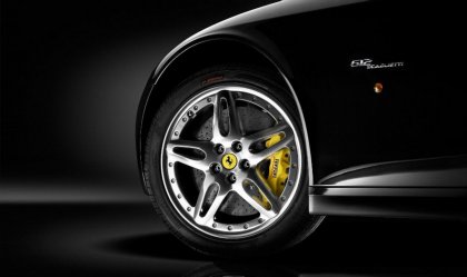 Ferrari sfondo con particolare sui cerchi in lega