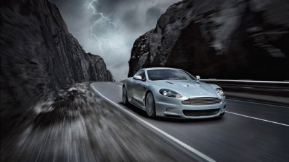 Aston Martin prova di velocità sulla strada