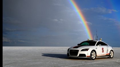 Audi TT con sfondo il riflesso arcobaleno