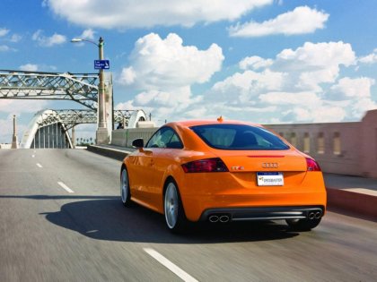 Audi TT di color arancione attraversa un ponte