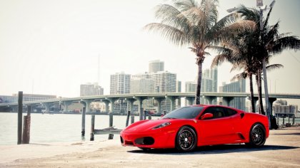 Ferrari F430 color rosso nelle strade di Miami