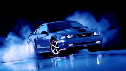 Ford Mustang da color blu in sgommata