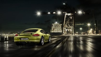 Porsche attraversa la città