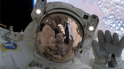 Astronauta con la tuta spaziale