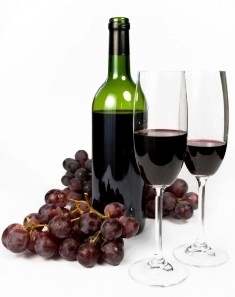 bottiglia di vino con calici e uva