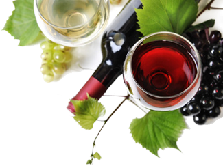 Bottiglia di vino rosso con 2 bicchieri e uva