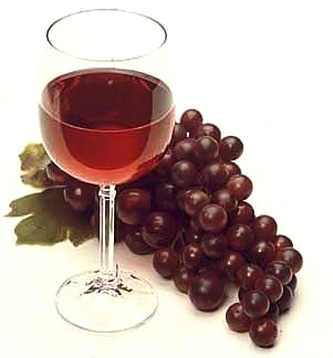 vino color rosso con uva