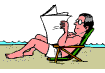 uomo che legge il giornale in spiaggia
