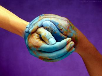 mani uniti a formare il mondo per simboleggiare la pace