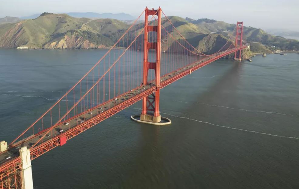 Ponte sospeso di colore rosso, il Golden Gate Bridge a San Francisco, California